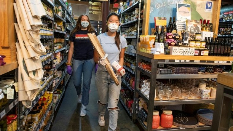 Estudantes da Califórnia distribuem alimentos para os vulneráveis da pandemia