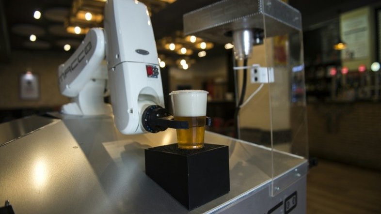 Garçom-robô na Espanha permite degustar a cerveja com distanciamento social