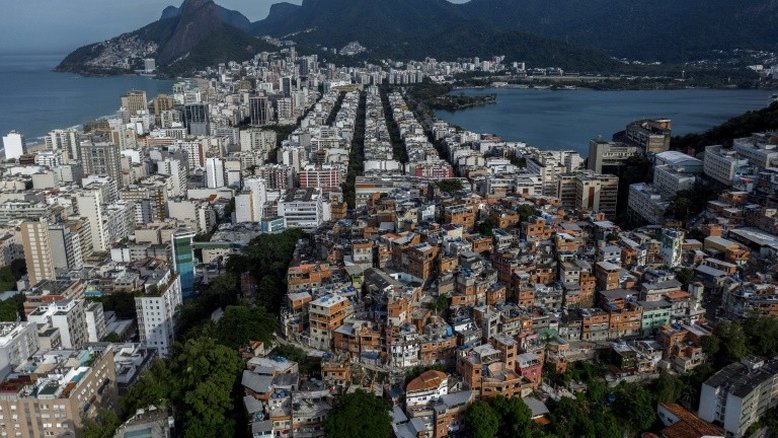 Vista aérea da favela Pavão-Pavãozinho cercada pelos bairros de Copacabana, Ipanema e Lagoa, no Rio de Janeiro, em 22 de maio de 2020, durante a pandemia de coronavírus - AFP