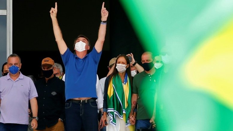 Bolsonaro participa de novo ato, enquanto mortes por Covid-19 superam 16 mil no Brasil