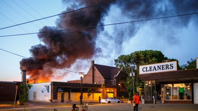 Equipe da CNN é presa durante cobertura de protestos em Minneapolis