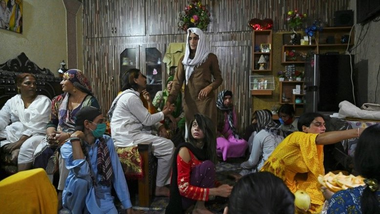 No Paquistão, pandemia deixa dançarinas transexuais na miséria