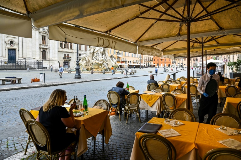 Restaurantes e cafés da Europa reabrem após dois meses de fechamento