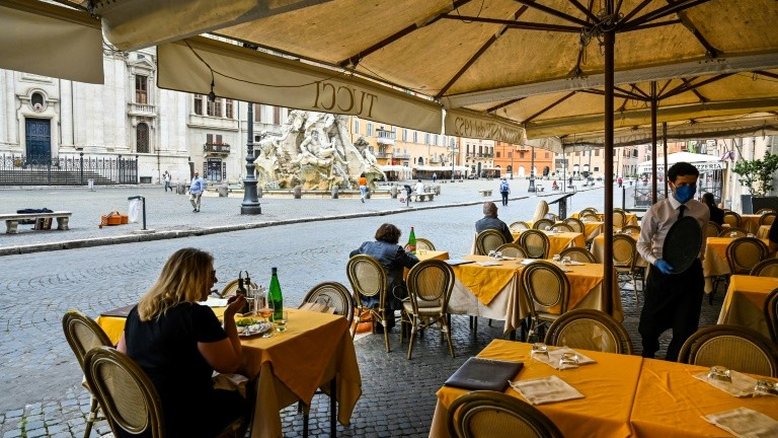 Restaurantes e cafés da Europa reabrem após dois meses de fechamento