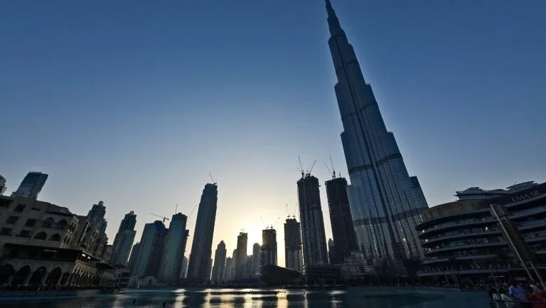Torre mais alta do mundo ganhará mais luzes a cada doação contra coronavírus