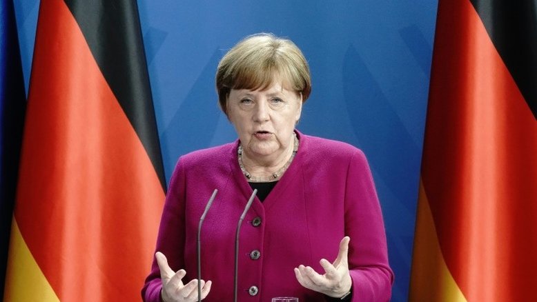 Alemães criticam Merkel por 'giro de 180 graus' na Europa