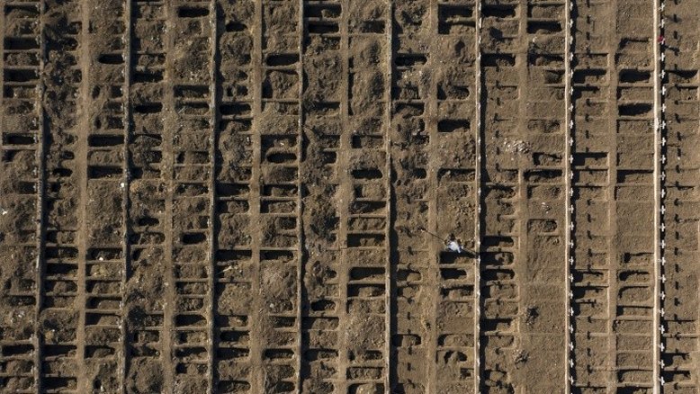 Cemitério de Santiago cava milhares de túmulos por avanço do coronavírus