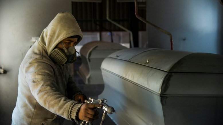 Com lâminas de aço, 'caixão Cov' desbanca o tradicional em meio à pandemia no México