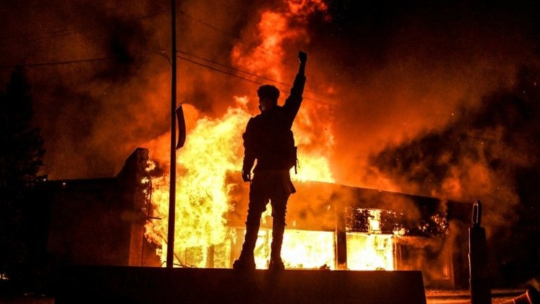 Violência divide os manifestantes no caos de Minneapolis