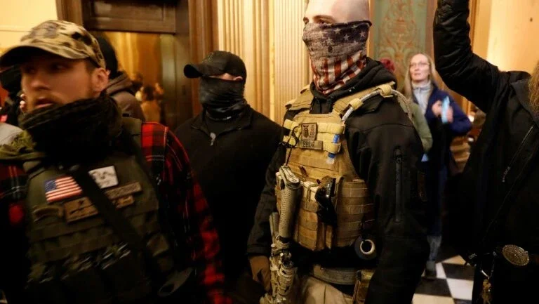 Manifestantes armados entraram na Câmara Legislativa de Michigan para exigir fim do confinamento