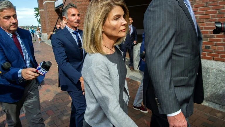 Atriz Lori Loughlin se declarará culpada por subornos universitários nos EUA