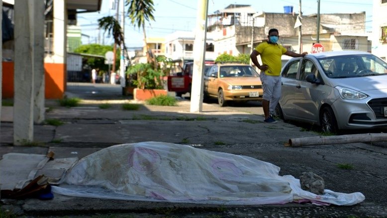 No Equador, coronavírus causa colapso da saúde pública