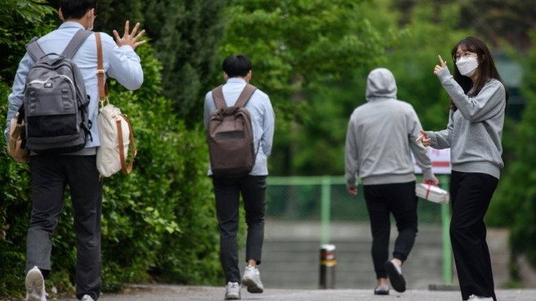 Coreia do Sul reabre escolas sob rigorosas medidas de segurança sanitária