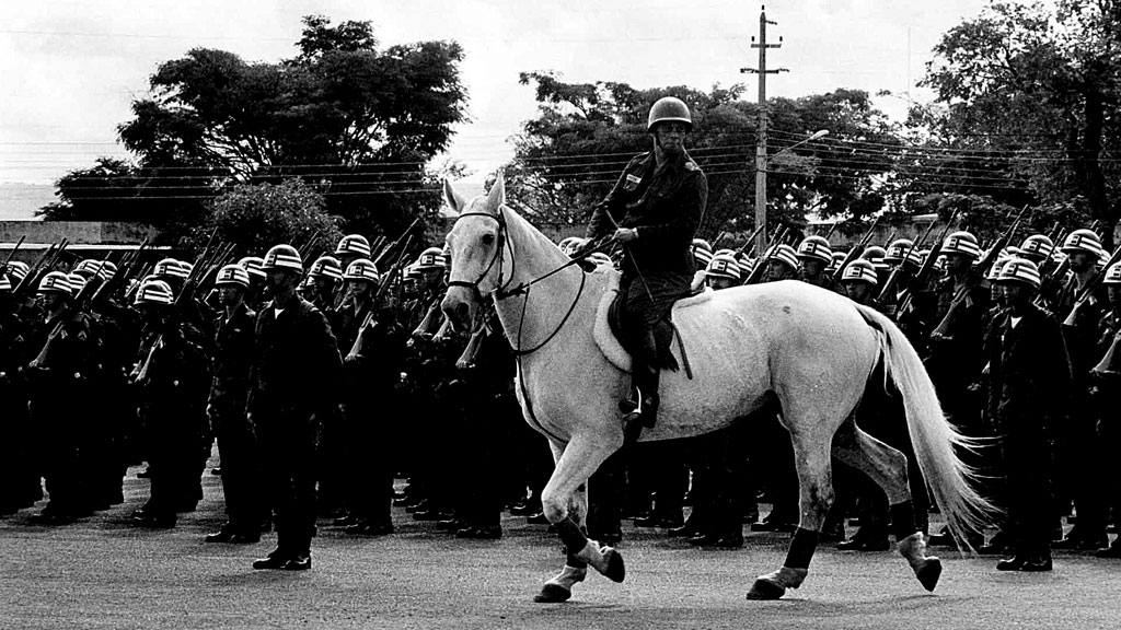 PASSADO O caso de Bolsonaro lembrou uma agressão cometida pelo violento general Newton Cruz, em 1983. Diante de um pergunta incômoda, Cruz falou para o jornalista Honório Dantas calar a boca e tirou o gravador de suas mãos