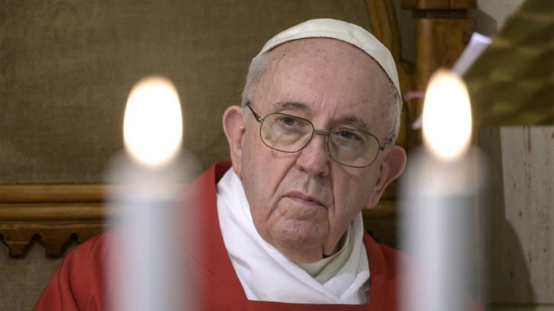 Papa reza com fiéis de muitas religiões pelo fim da pandemia