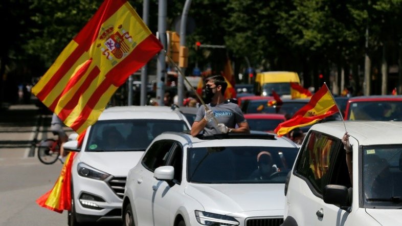 Milhares de espanhóis protestam contra o governo por gestão da pandemia