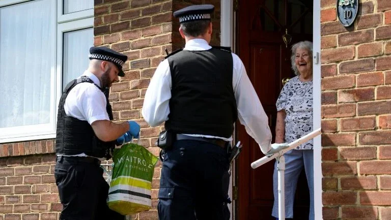 Na periferia de Londres, policiais auxiliam idosos em plena pandemia