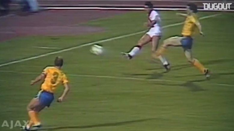 Há 33 anos, Van Basten garantia título para o Ajax comandado por Cruyff; veja o gol