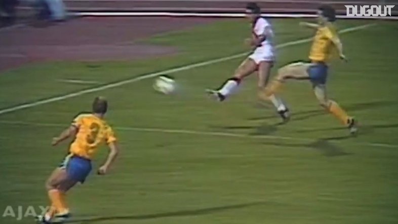 Há 33 anos, Van Basten garantia título para o Ajax comandado por Cruyff; veja o gol