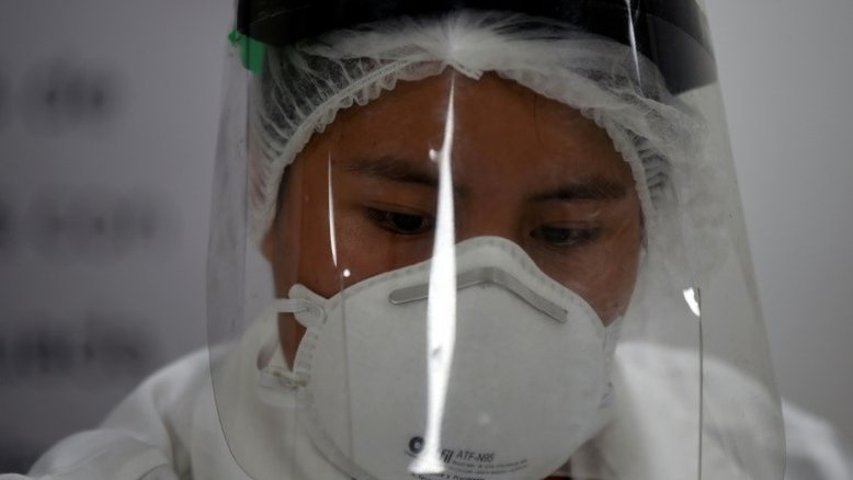 Cidade do México fabrica suas próprias máscaras de proteção máxima para os médicos