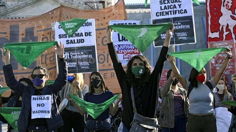 Argentinas manifestam-se pela legalização do aborto, em meio a pandemia