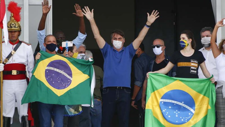 Bolsonaro muda tom e vai a ato com ministros militares