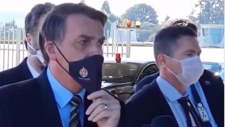 Bolsonaro sobre atraso dados da Covid-19: 'Acabou matéria no Jornal Nacional'