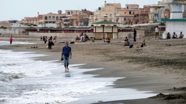 Volta às praias próximas a Roma, mas sem espreguiçadeiras
