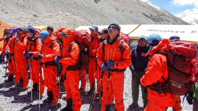 Cientistas chineses escalam o Everest para medi-lo