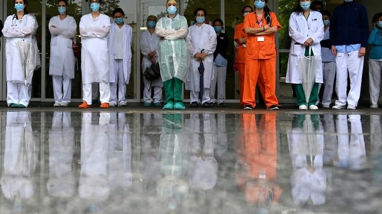 Médicos espanhóis homenageiam quase 50 colegas mortos de COVID-19