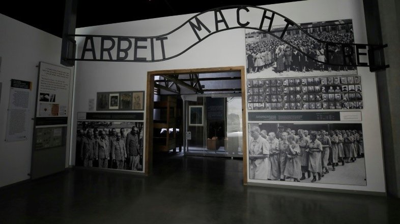 Objetos escondidos por prisioneiros em Auschwitz são encontrados