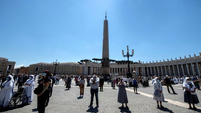 Fiéis retornam à praça de São Pedro para ouvir o papa com distanciamento social