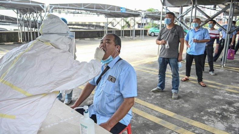 Na escola ou no trabalho, China multiplica testes do coronavírus
