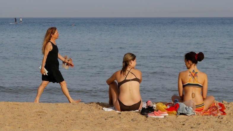 Após confinamento, israelenses voltam a aproveitar as praias