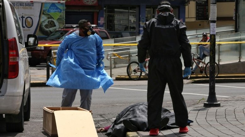 Ao menos 19 pessoas morrem em casas e ruas de Quito em meio à pandemia
