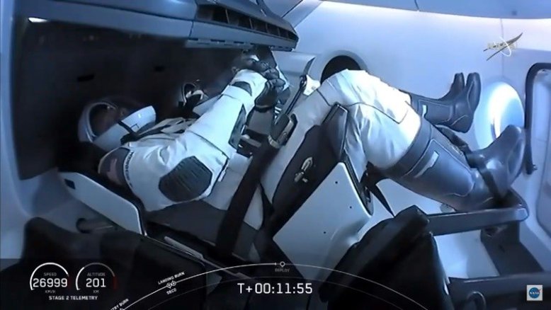 Cápsula da SpaceX se acopla à Estação Espacial Internacional
