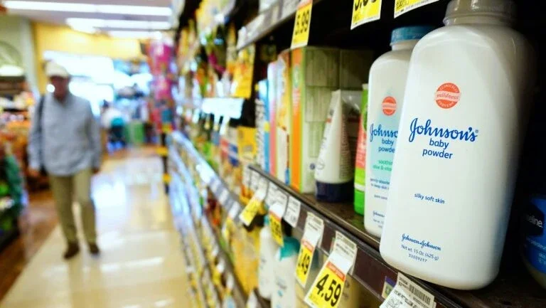 Johnson & Johnson retira controverso talco para bebês do mercado de EUA e Canadá