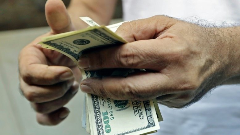 Dólar fecha dia em queda mas acumula alta de 1,6% em junho