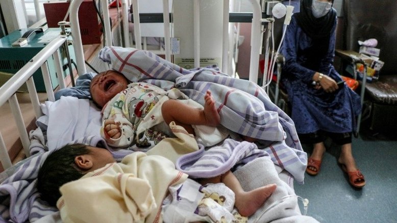 Uma mulher dá à luz durante ataque à maternidade no Afeganistão