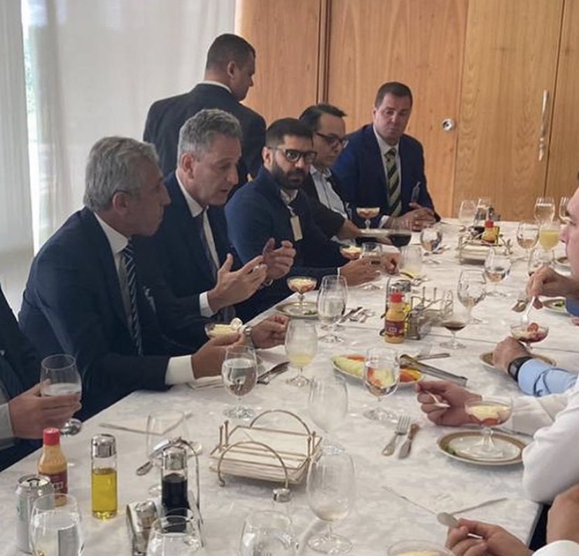 Sem máscaras, Bolsonaro e presidentes de Vasco e Flamengo se reúnem em Brasília