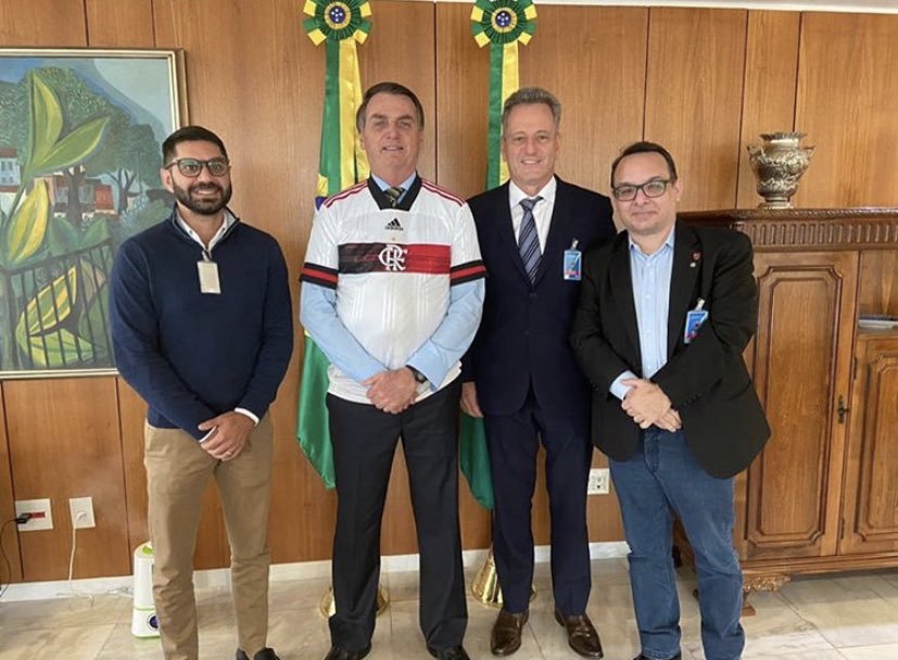 Sem máscaras, Bolsonaro e presidentes de Vasco e Flamengo se reúnem em Brasília