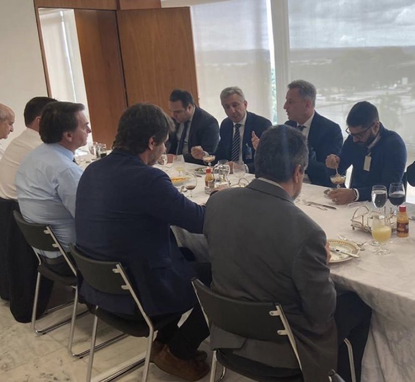 Sem máscaras, Bolsonaro e presidentes de Vasco e Flamengo se reúnem em Brasília
