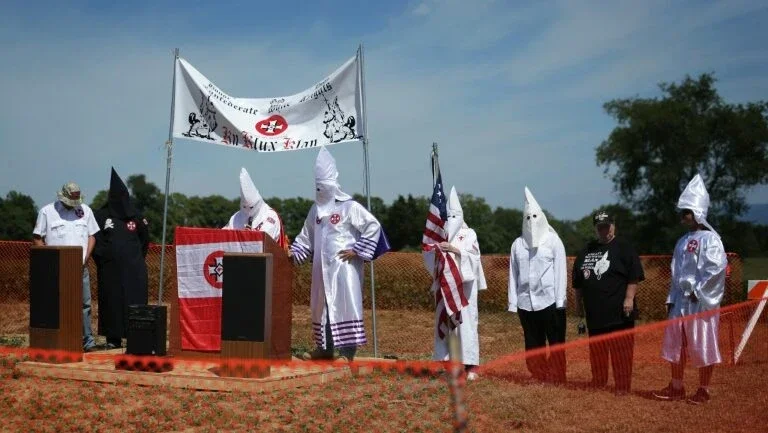 Polícia dos EUA investiga cliente que foi a supermercado com capuz da KKK