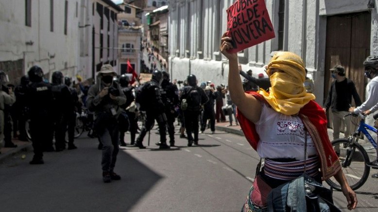 Equatorianos protestam contra medidas do governo em meio à pandemia