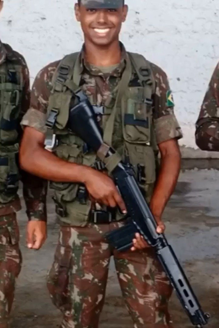"Vivendo quem sou de verdade", diz ex-militar trans que viralizou na web