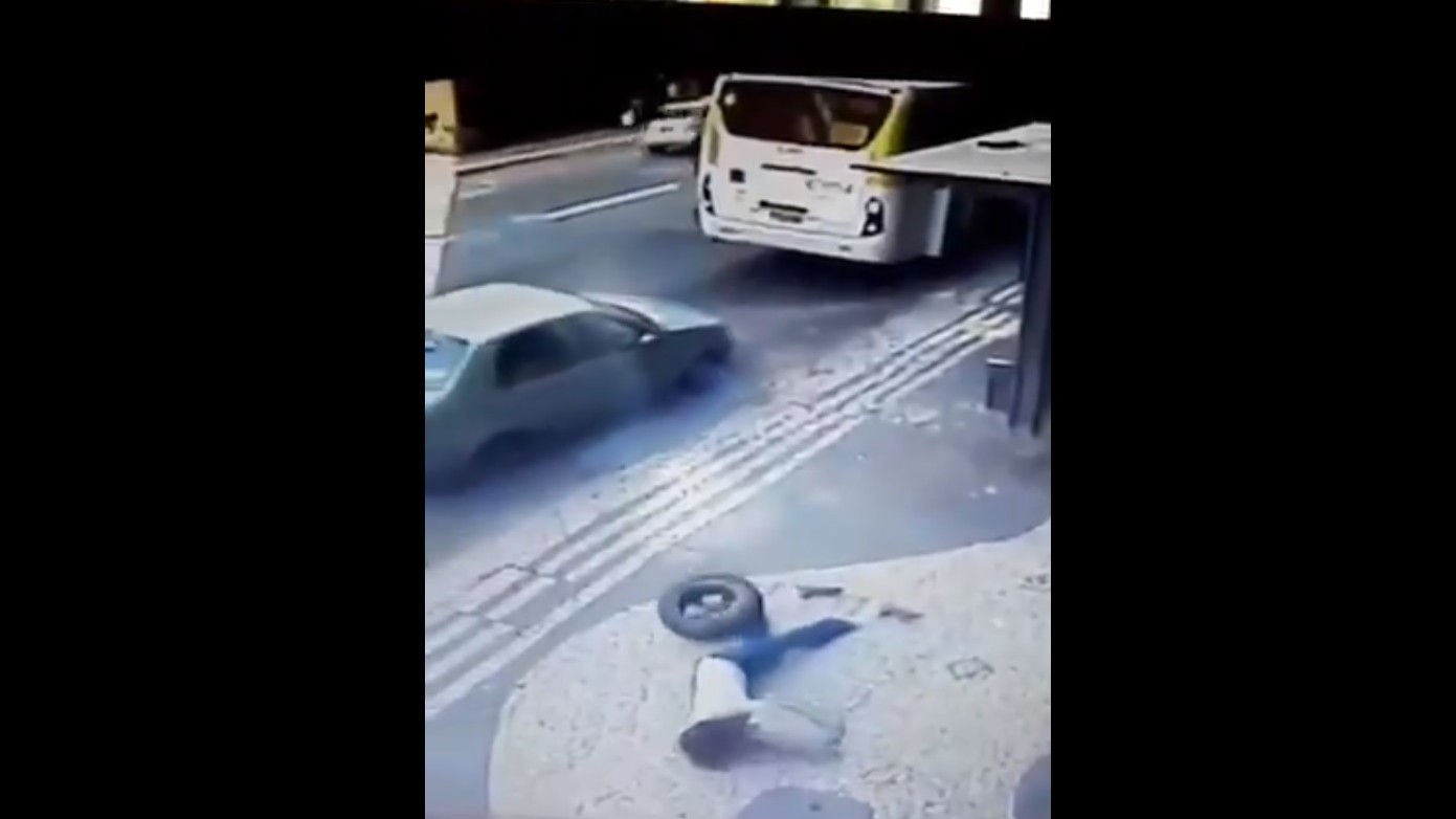 Vídeo mostra ônibus perdendo pneus durante trajeto em Americana