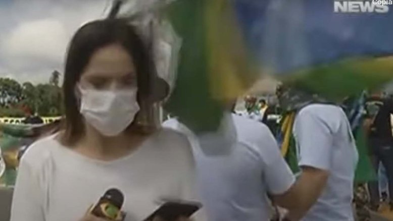 Vídeo: Apoiadora de Bolsonaro agride repórter com bandeirada
