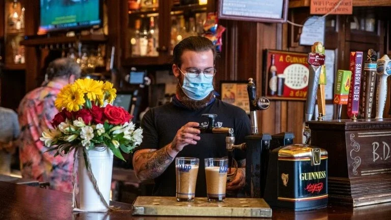 Flórida proíbe consumo de álcool em bares após recorde de infecções