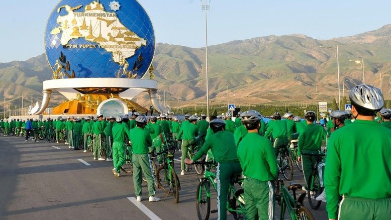 Presidente do Turcomenistão lidera gigante desfile de bicicletas