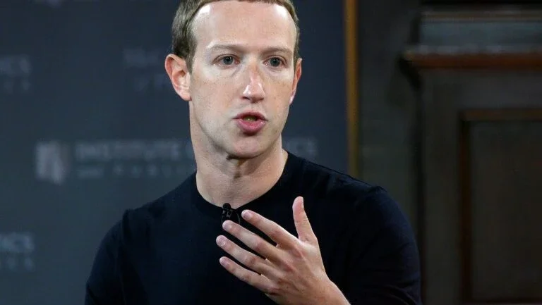 Zuckerberg promete rever políticas do Facebook após semana de tensão